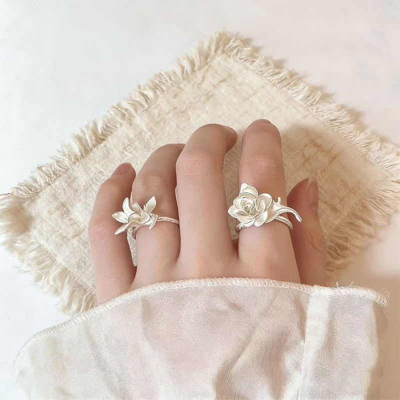 Fashion-Forward Flower Ring, J - Vintage Fashion Buyer 评论和价格